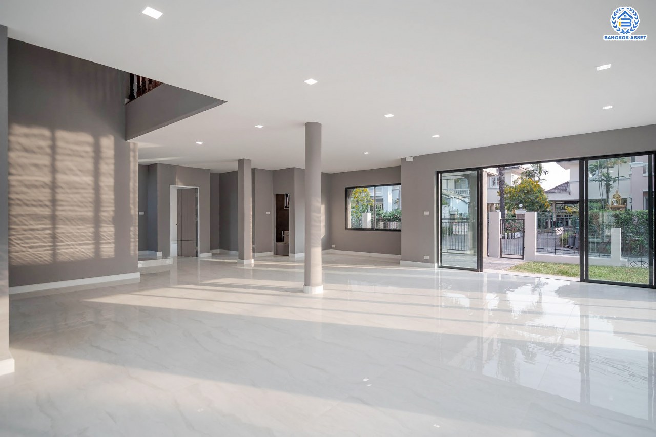 คฤหาสน์มือสองตกแต่งใหม่ โครงการ บ้านภาณุ ปิ่นเกล้า-บรมราชชนนี เนื้อที่ 142.7 ตร.ว. ฟังก์ชันจัดเต็ม 5 ห้องนอน 6 ห้องน้ำ 1 ห้องแม่บ้าน จอดรถได้ 4 คัน บนพื้นที่ใช้สอยเกือบ 451.5 ตร.ม. พร้อมพื้นที่สีเขียวสนามหญ้ากว้างขวาง ตอบโจทย์ครอบครัวใหญ่ บนทำเลศักยภาพ เชื่อมต่อทั้งถนนกาญจนาภิเษก และทางคู่ขนานลอยฟ้าบรมราชชนนี ใกล้ ม.มหิดล, สถานีขนส่งสายใต้ใหม่ และเซ็นทรัลปิ่นเกล้า